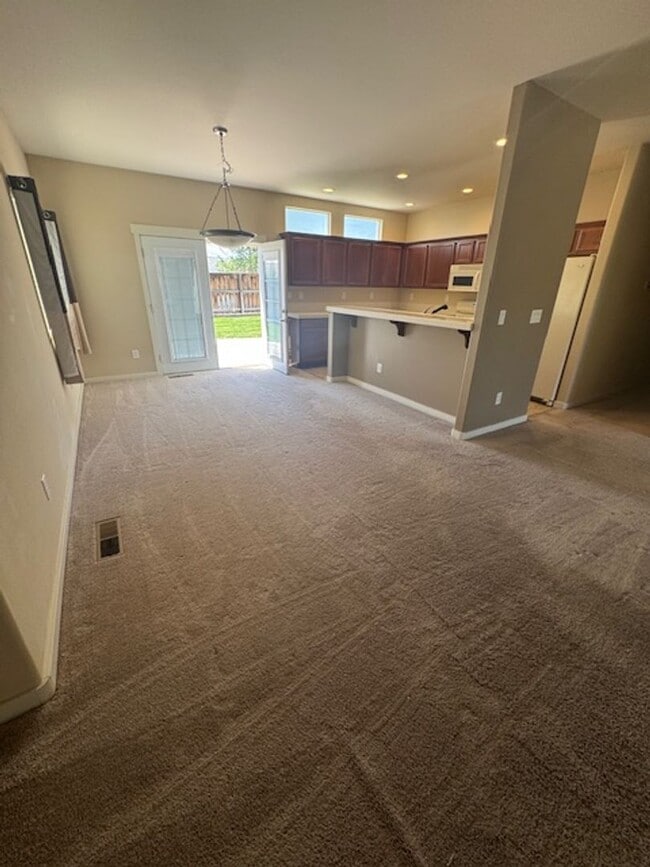 Building Photo - 638 Canary Cir
