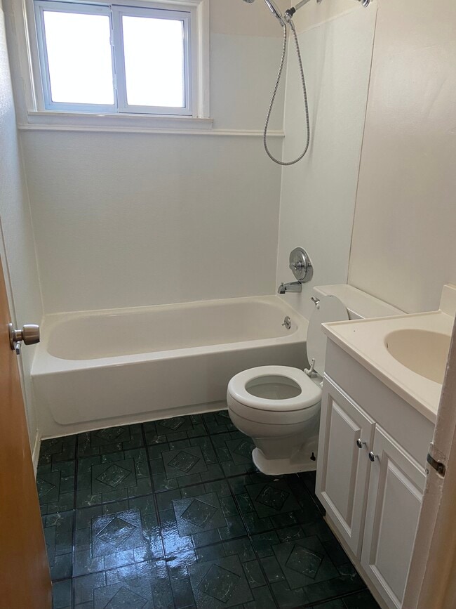 Building Photo - 2010 Capitol Ave