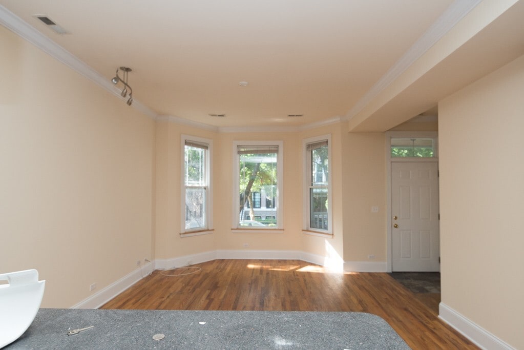 Building Photo - 1324 W Roscoe St