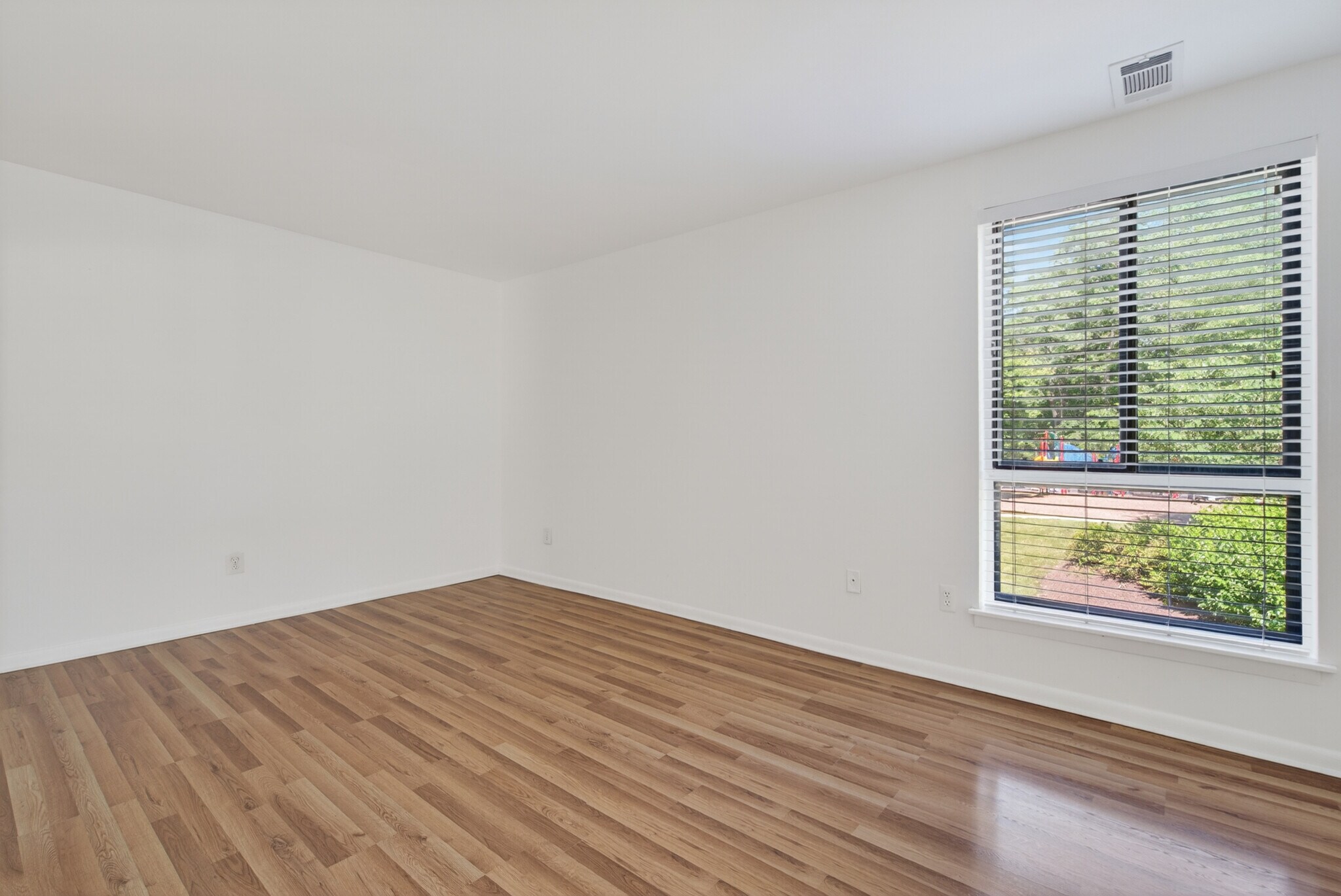 Building Photo - 11260 Chestnut Grove Sq