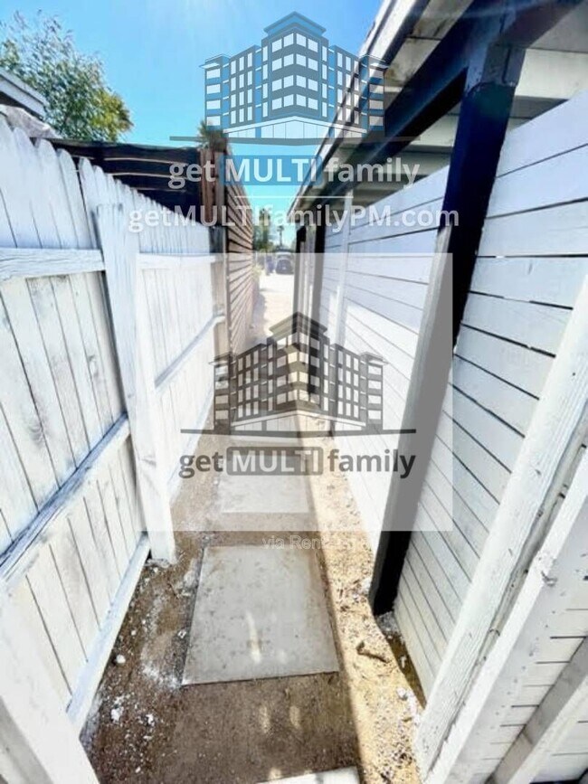 Building Photo - 1402 E McKinley St