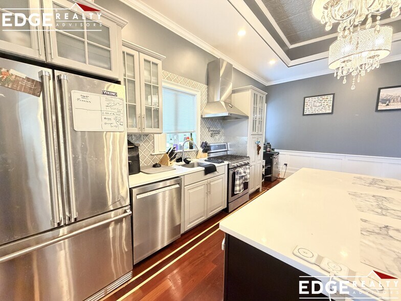 Building Photo - 645 E 3rd St