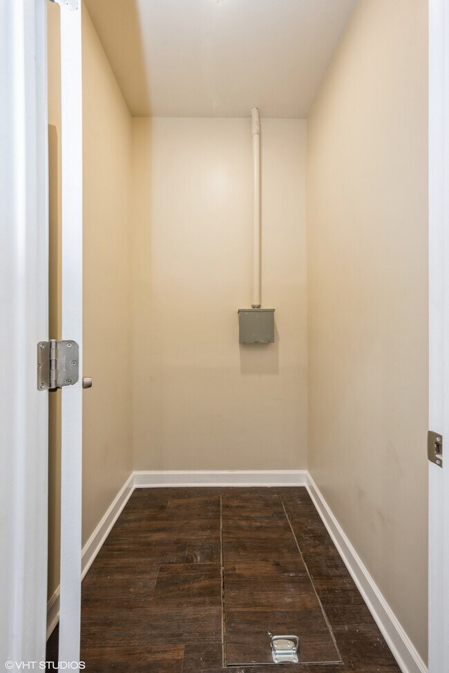 Building Photo - 5028 W Madison St