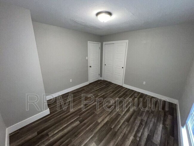 Building Photo - 464 Wilton Dr