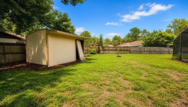Building Photo - 35025 Raintree Dr