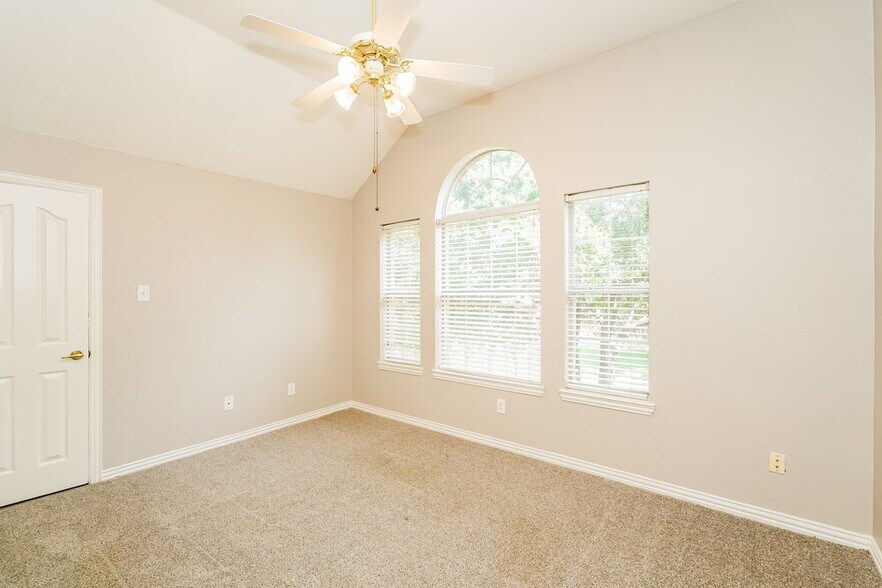 Building Photo - 4420 Vanderpool Dr