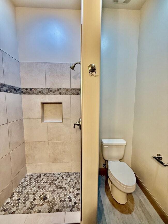 Building Photo - Spacious 2-Bedroom Duplex with Den & Fence...