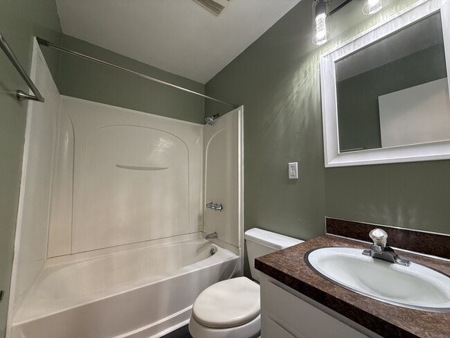 Building Photo - 122 Hathaway St