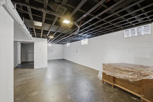 Building Photo - 6891 Somerset Dr