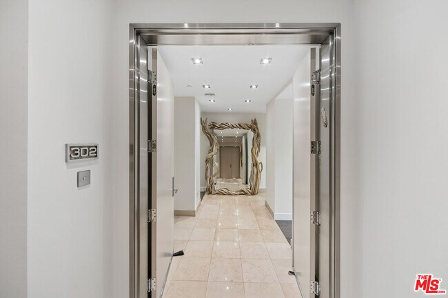 Building Photo - 443 N Palm Dr