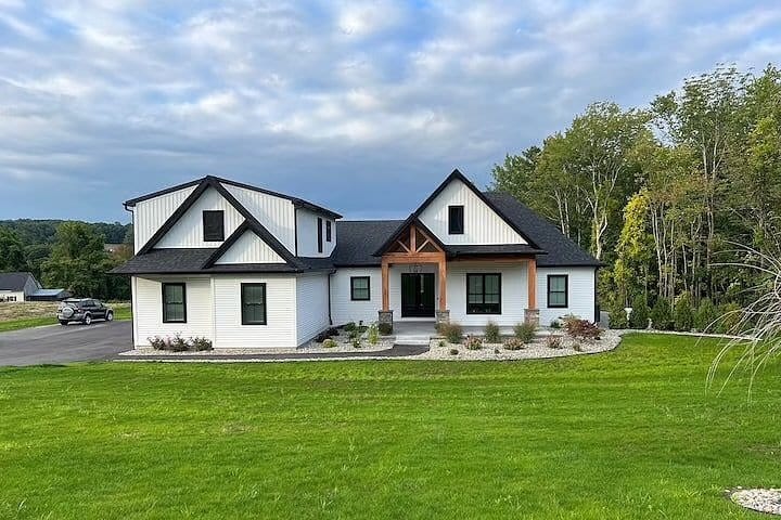 Building Photo - 222 Brookview Dr