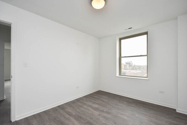 Building Photo - 940 W Winona St