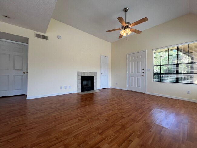 Building Photo - 1/1 Corner Unit in GATED ~ LAKEFRONT community in Altamonte Springs!