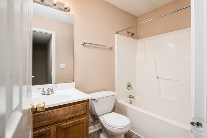Building Photo - 951 Grass Hollow Ct