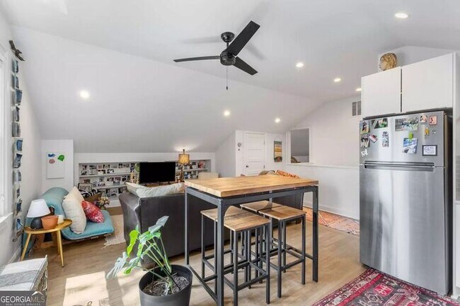 Building Photo - Renovated 2BR/1BA Attic Apartment with In-Unit Washer & Dryer – Prime Atlanta Location