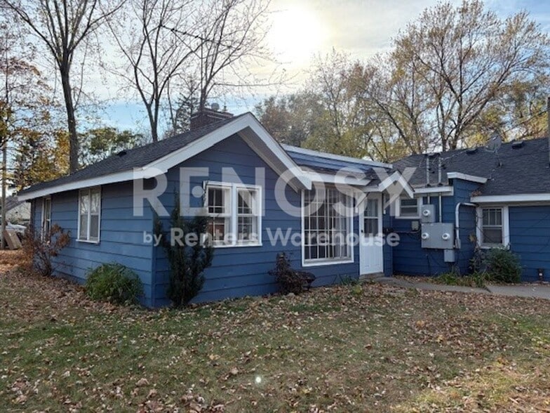 Building Photo - 305 1st Ave S
