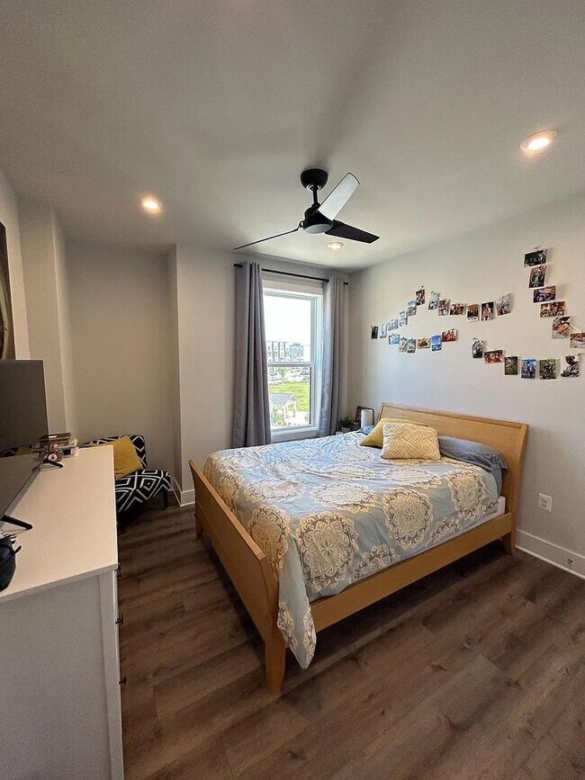 Building Photo - Stunning 3 Bed 2.5 Bath, Open Concept Town...