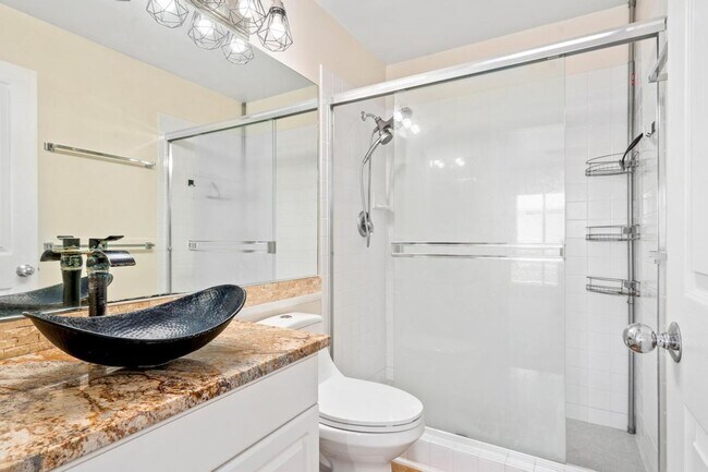 Building Photo - 2 Bedroom 2 Bathroom Upstairs Unit with Up...