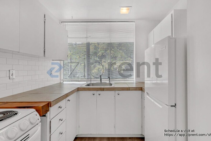 Building Photo - 2745 NW Pettygrove St