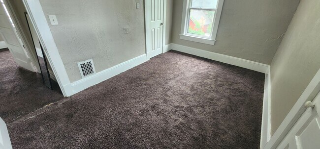 Building Photo - 4 Bedroom 1 Bathroom Triplex
