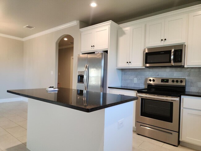 Building Photo - Spacious Home