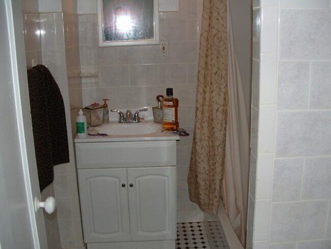 Building Photo - 4 Bed / 2 Bath in Brookline | Heat & Hot Water Included | 9/1