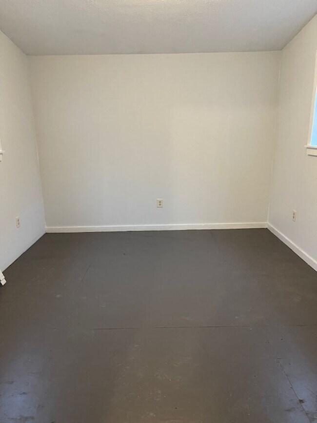 Building Photo - 18 Central St