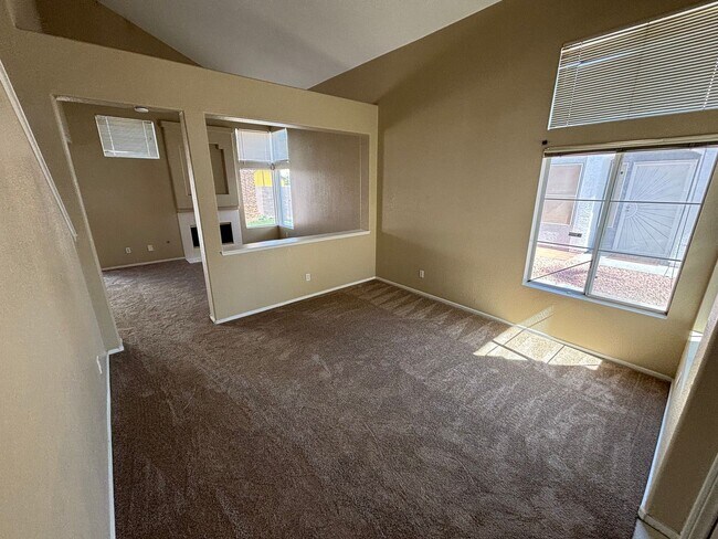Building Photo - Gorgeous 4Bed/2Bath Home located in Sunris...