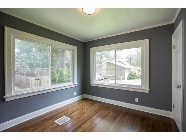 Building Photo - 5919 Kenwood Ave