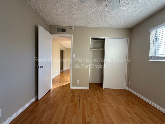 Building Photo - 8010 E Oak St