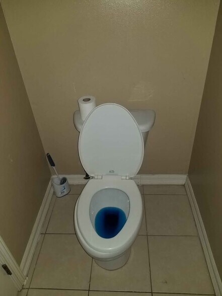 Building Photo - 1409 W Kiwi Ave