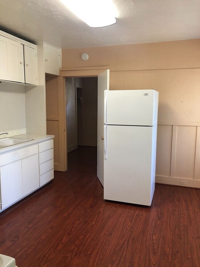 Building Photo - Quaint 2 bedroom duplex near downtown, utilities included!