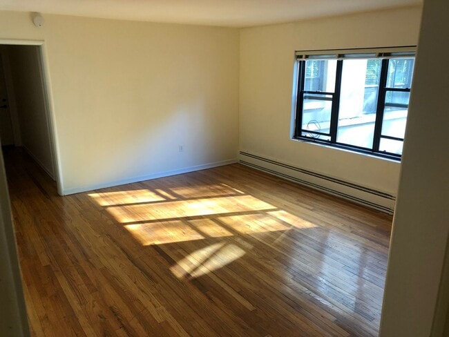 Interior Photo - Bay Ridge Court (Cobblestone Court)
