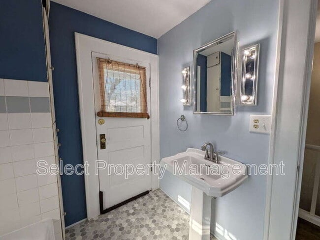 Building Photo - 1131 Pemberton Dr