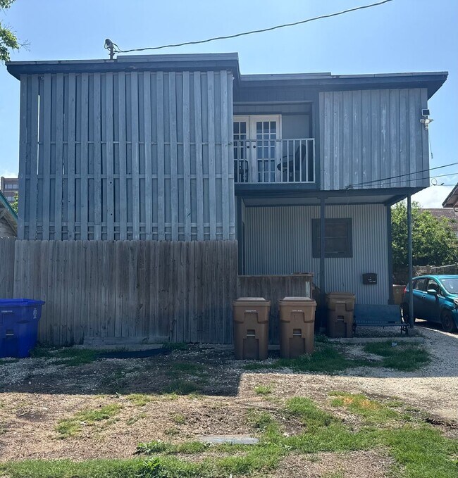 Building Photo - Updated 2-Bed, 2-Bath Duplex