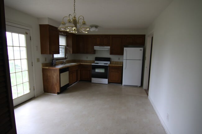 Building Photo - 4 Bedroom Pet Friendly Home For Rent Near Post!