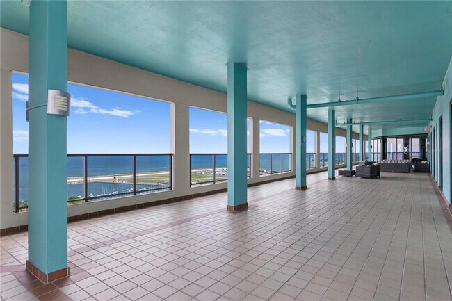 Building Photo - 1 Beach Dr SE