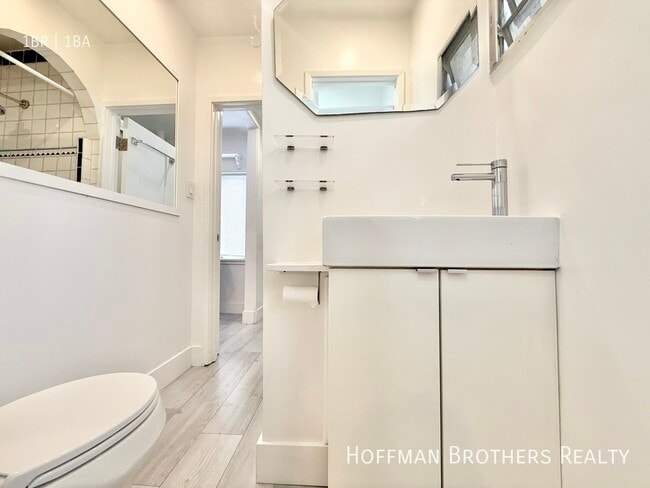 Building Photo - 1303 N June St