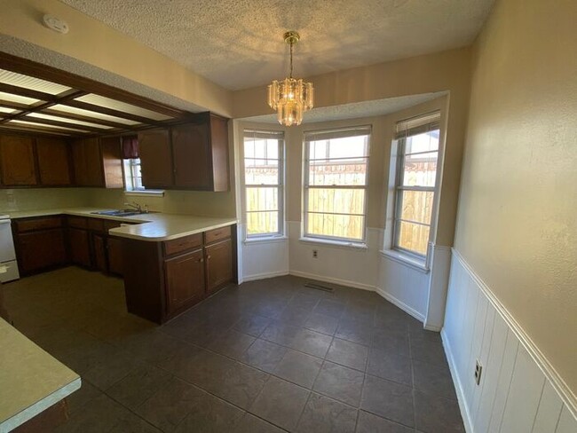 Building Photo - 3 bed 2 bath in Moore in Greenbriar Eastla...