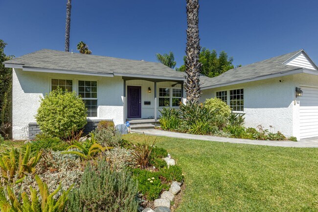Building Photo - Beautiful 3-Bedroom Home with Pool in Tarzana!