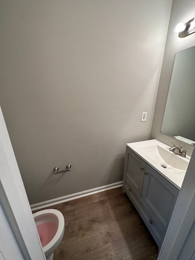 Building Photo - 2 bed 2.5 bath in Stockbridge!