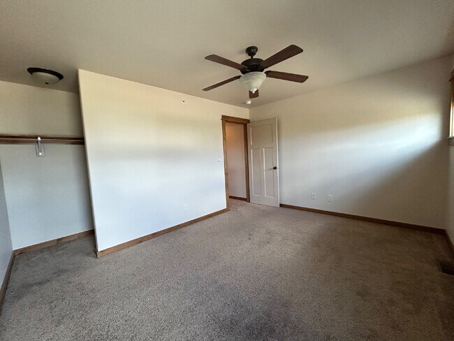 Building Photo - Upgraded 2 Bed, 1.5 Bath Townhouse with St...