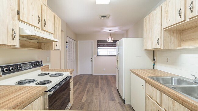 Building Photo - 604 Roselyn Ave