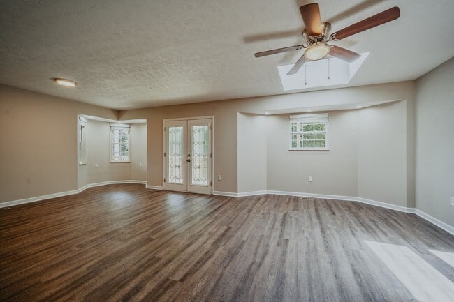 Building Photo - SHORT TERM - Spacious 3-Bedroom home with Wrap-Around Porch