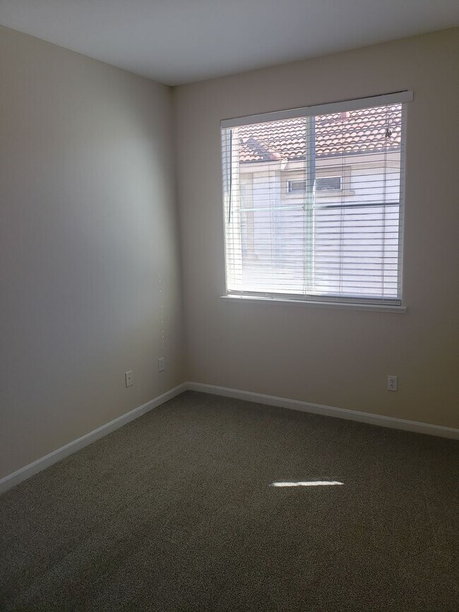 Building Photo - Wow! Move In Ready