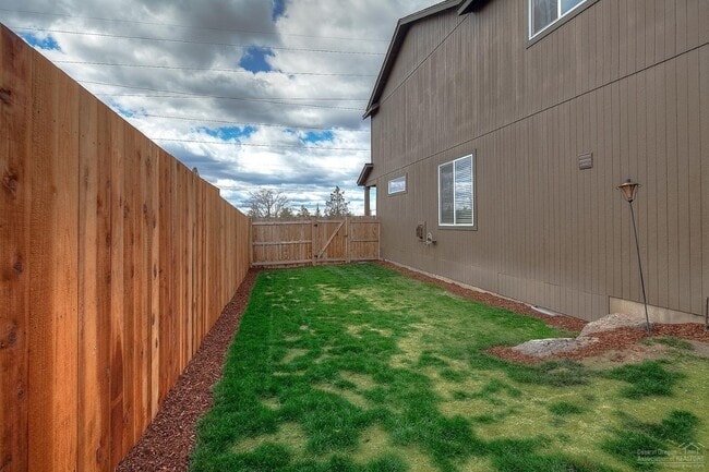 Building Photo - Move in ready home located on the SW side ...