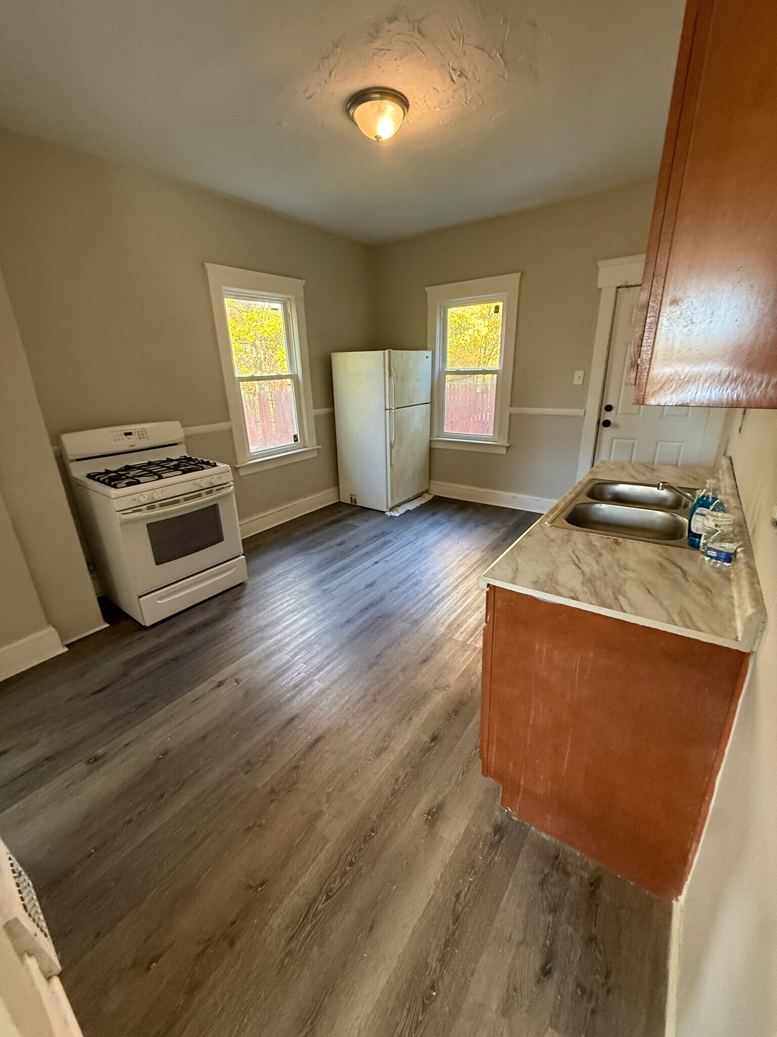 Building Photo - 10303 Sophia Ave