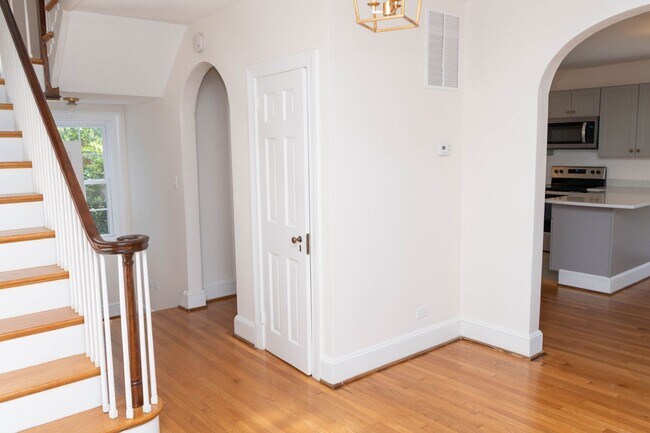 Building Photo - 3 Bedroom Home Located Near UVA