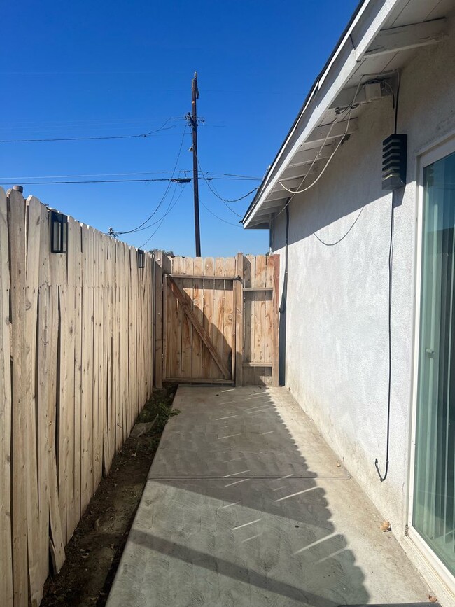 Building Photo - Charming 3 bedroom & 2 bath For Rent!
