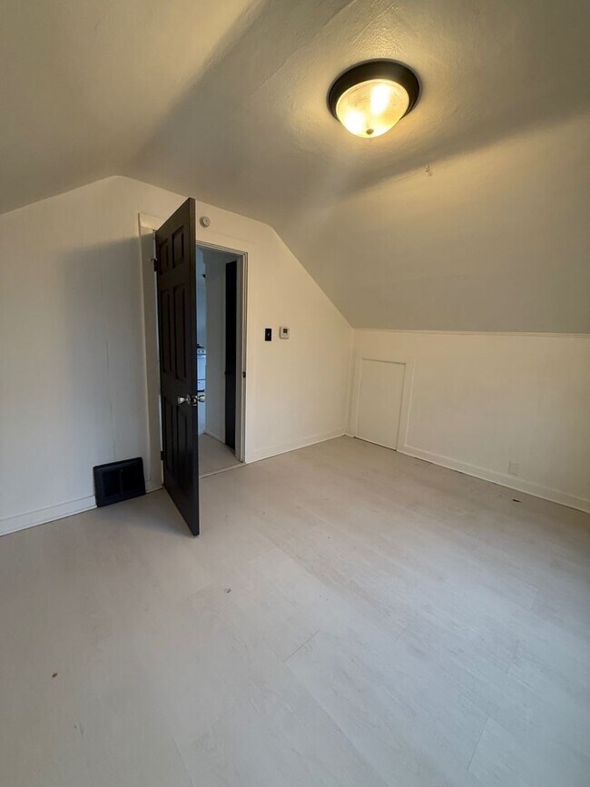 Building Photo - 5116 N 32nd St